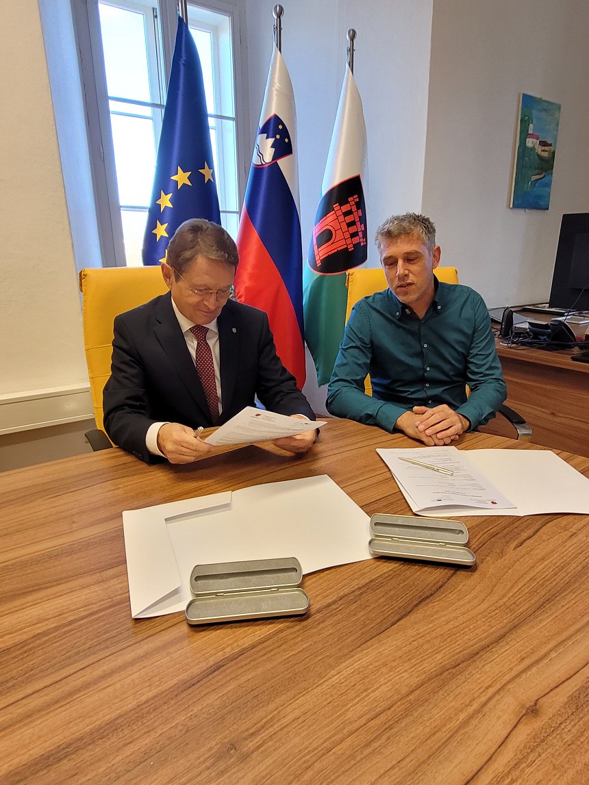 Podpis pogodbe Hitro 03