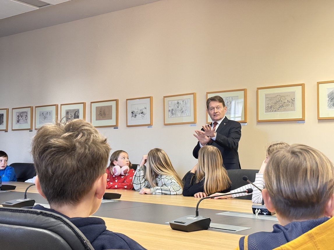 Črnomaljski četrtošolci na obisku na občini (3).jpeg