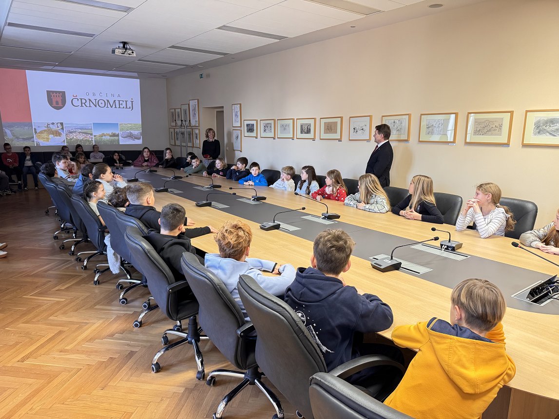 Črnomaljski četrtošolci na obisku na občini (1).jpeg