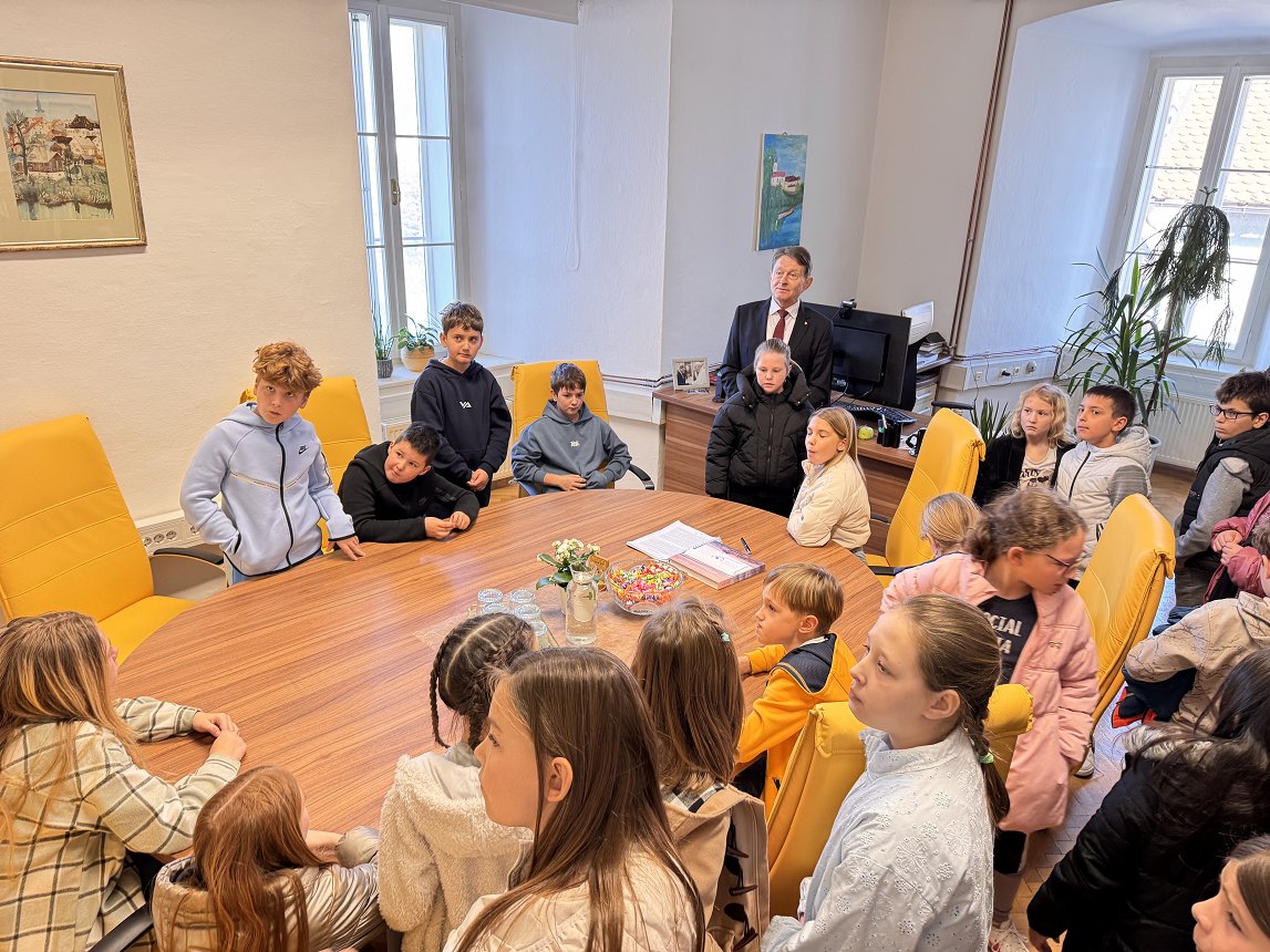 Črnomaljski četrtošolci na obisku na občini (4).jpeg