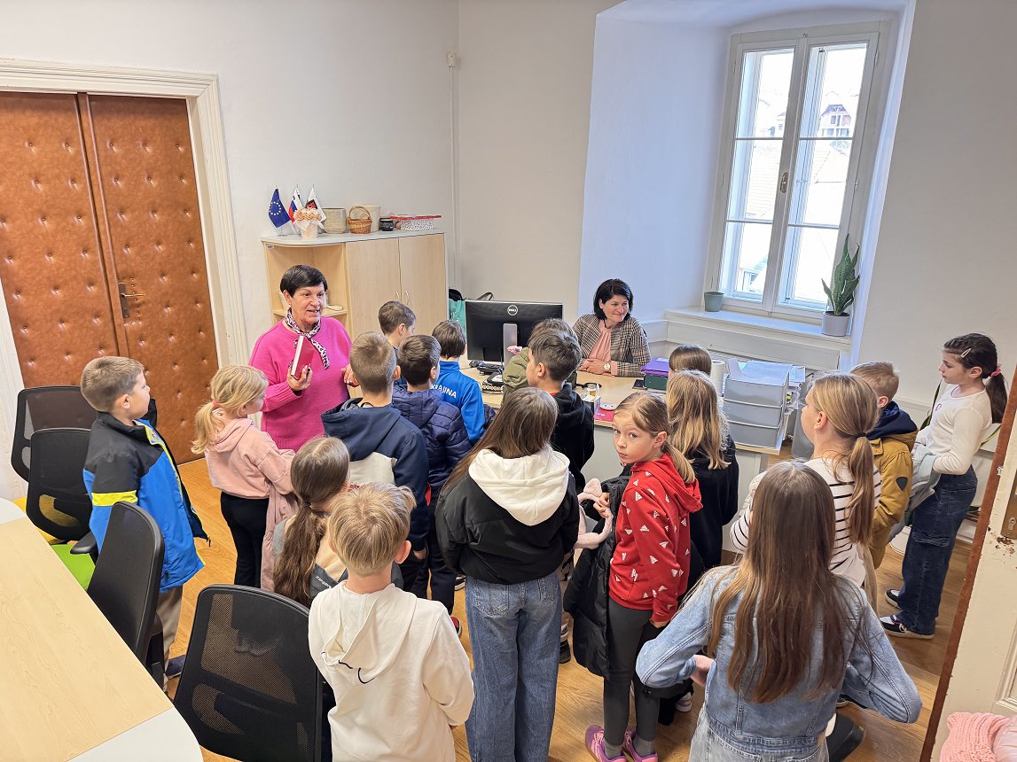Črnomaljski četrtošolci na obisku na občini (5).jpeg