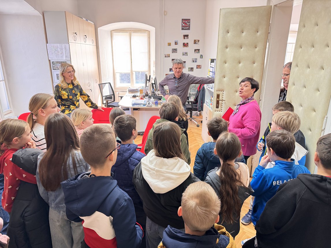 Črnomaljski četrtošolci na obisku na občini (6).jpeg