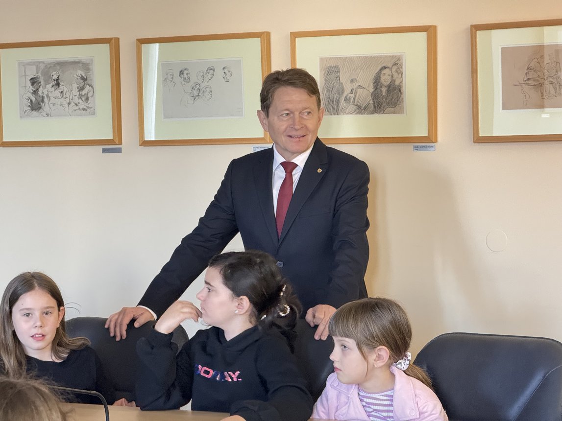 Črnomaljski četrtošolci na obisku na občini (7).jpeg