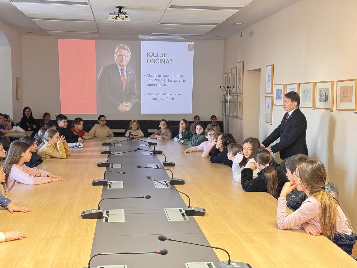 Črnomaljski četrtošolci na obisku na občini (8).jpeg
