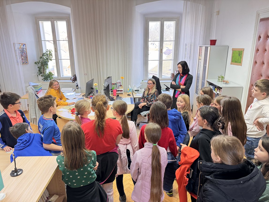 Črnomaljski četrtošolci na obisku na občini (9).jpeg