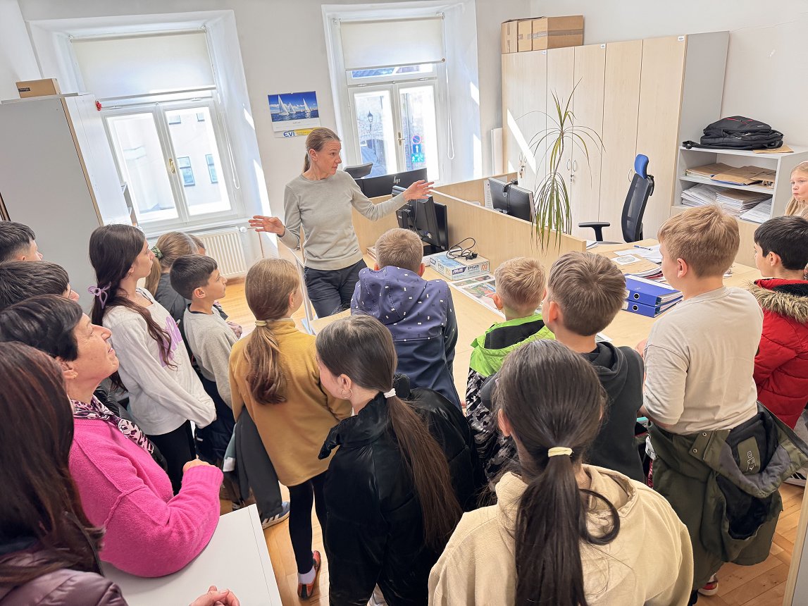 Črnomaljski četrtošolci na obisku na občini (10).jpeg