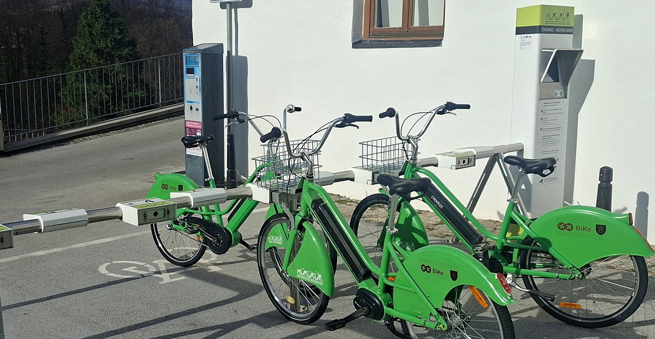 Slika e-koles na postaji pri Gradu Črnomelj