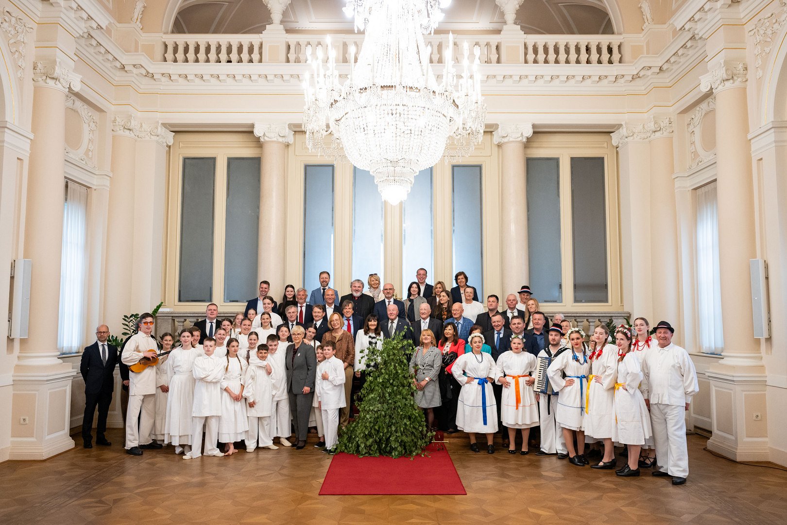 Predsednica Republike Slovenije Nataša Pirc Musar z vsemi nastopajočimi