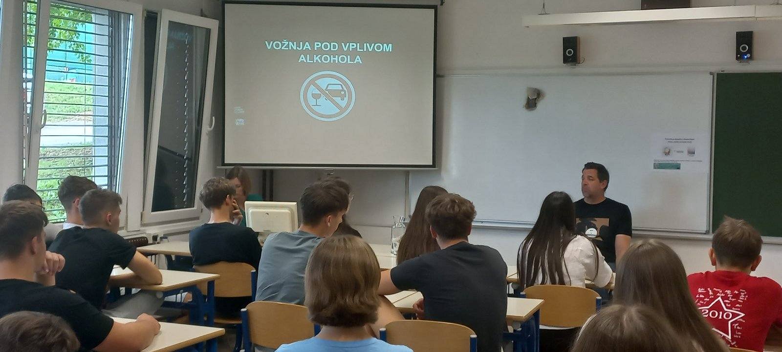 Učenci in predavatelj v učilnici med delavnico
