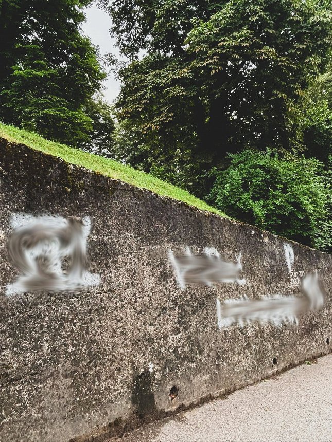 Stena ob vznožju Grička z zabrisanimi grafiti