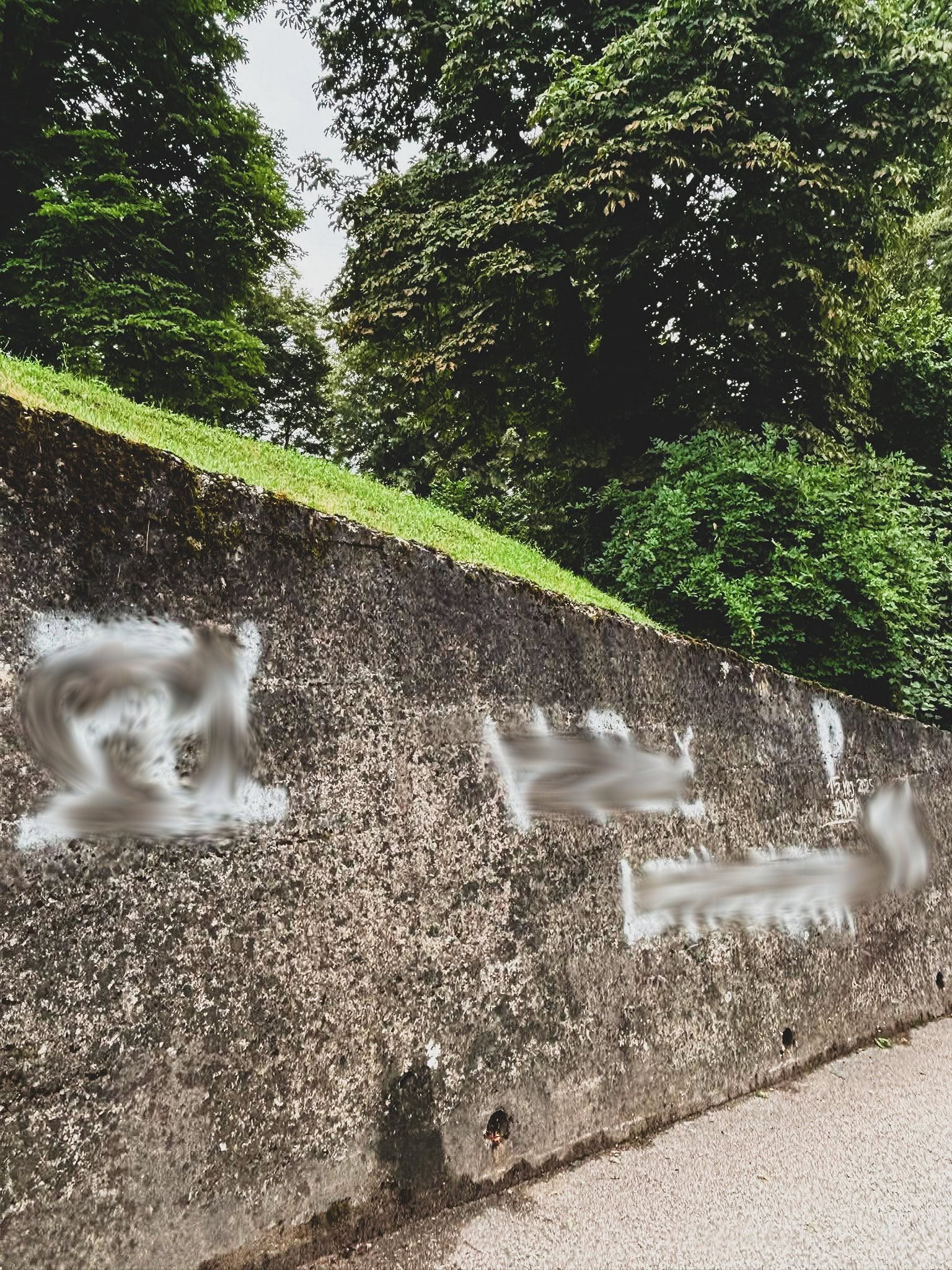 Stena ob vznožju Grička z zabrisanimi grafiti