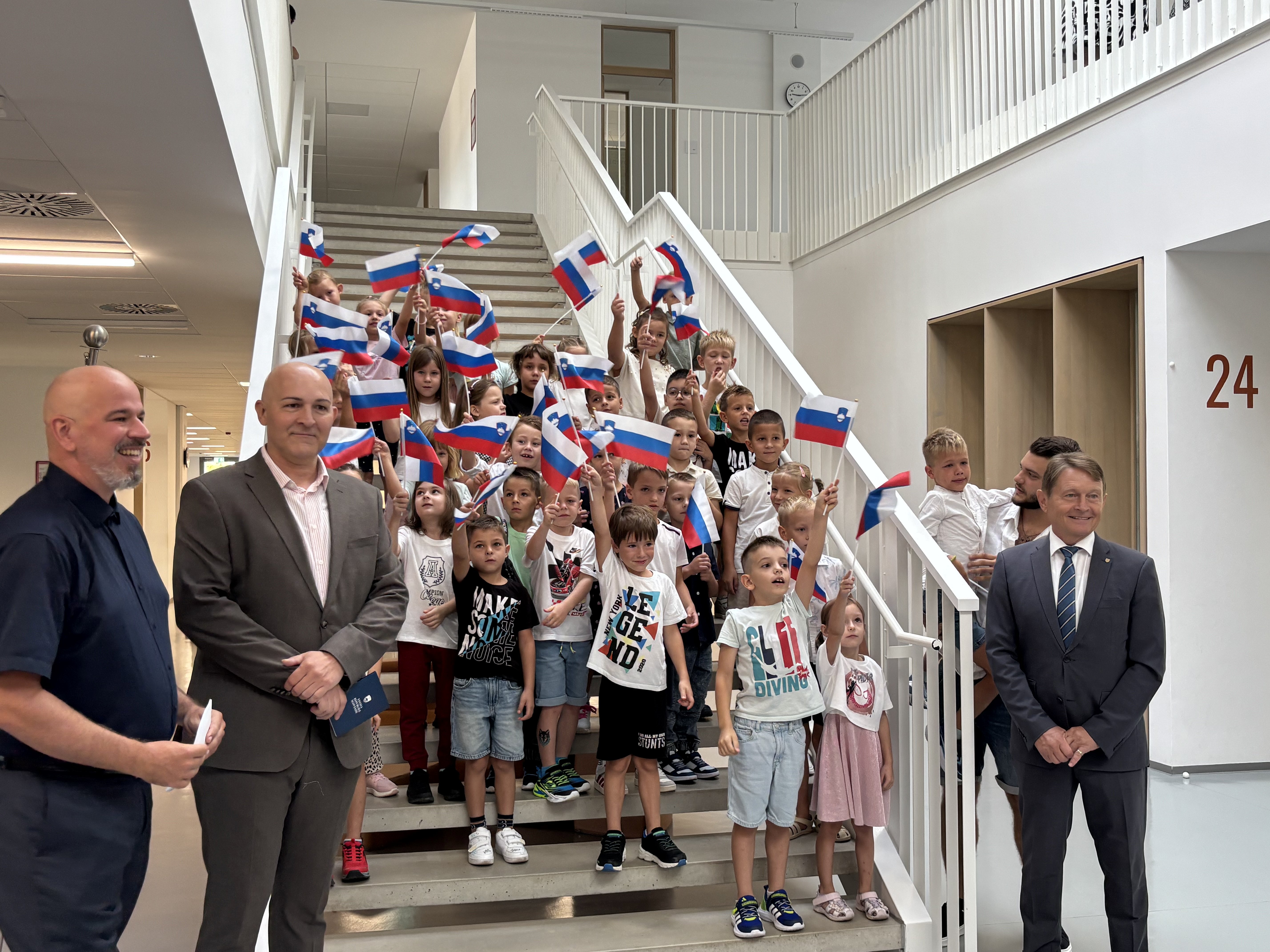 Ravnatelj, minister in župan skupaj z vsemi novimi prvošolčki