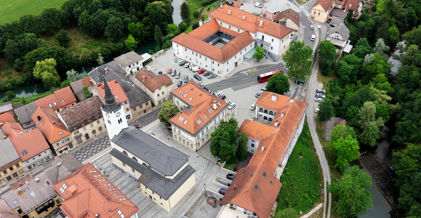 Slika Črnomlja iz zraka, pogled na cerkev sv petra in grad črnomelj iz strani Majerja